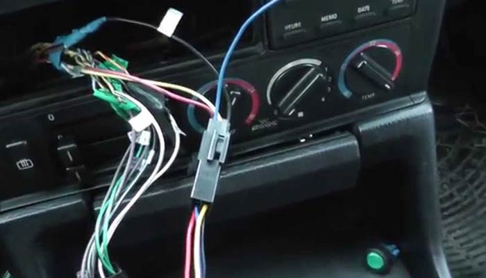  How to connect the speakers to the car stereo?