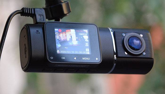 Как выбрать автомобильный видеорегистратор с двумя камерами?