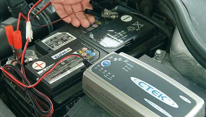 Как правильно заряжать автомобильный аккумулятор?