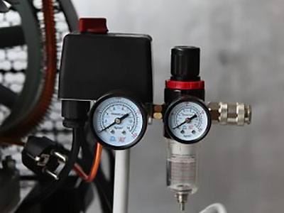 Pressure gauge and pressure regulator