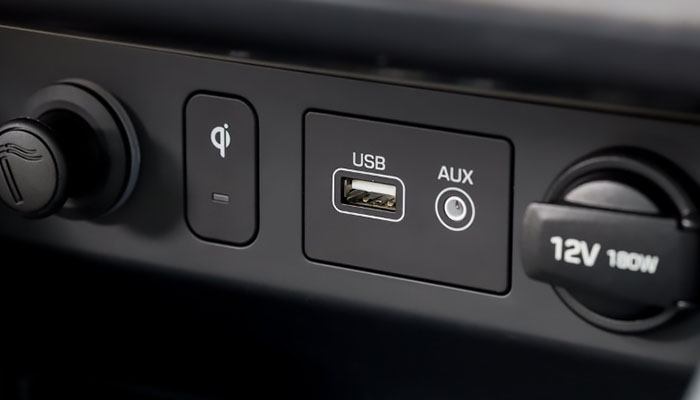 > USB and AUX connection, how do they differ?