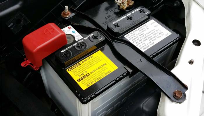 How to determine the polarity of a car battery?