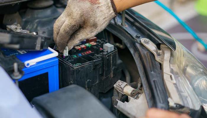 How to determine the polarity of a car battery?