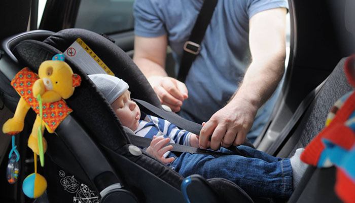 How to teach a child to ride in the car seat?