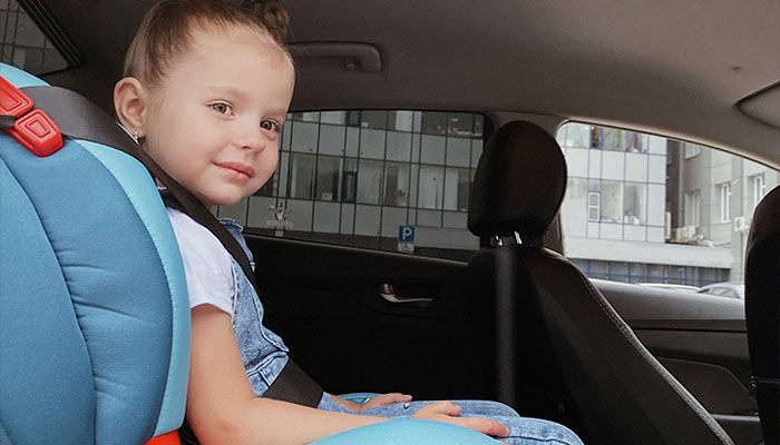 How to teach a child to ride in the car seat?