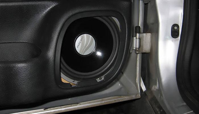 How to choose the best place to install the speakers in the car?