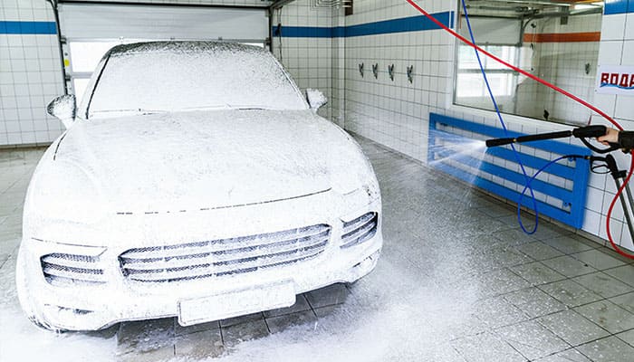 Стоит ли мыть машину зимой? И как правильно это делать?