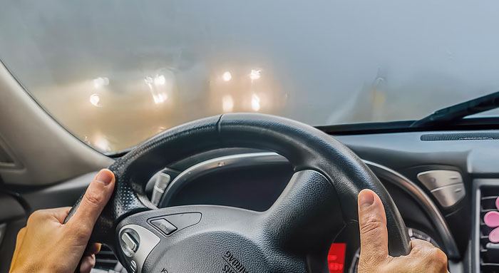 Что сделать, чтобы лобовое стекло в машине не запотевало: лайфхак от опытных водителей