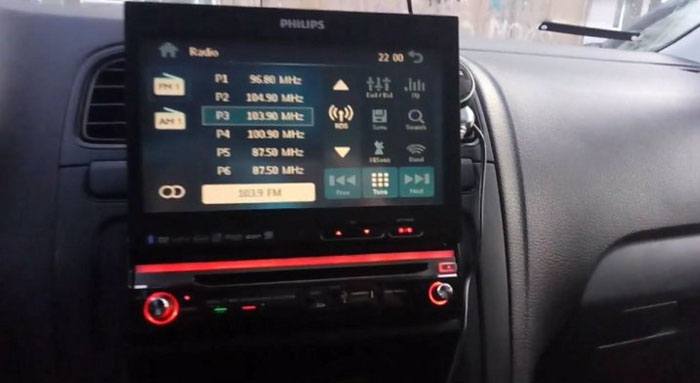 How to choose a car radio with a retractable screen