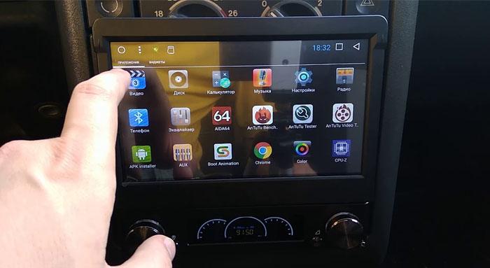 How to choose a car radio with a retractable screen