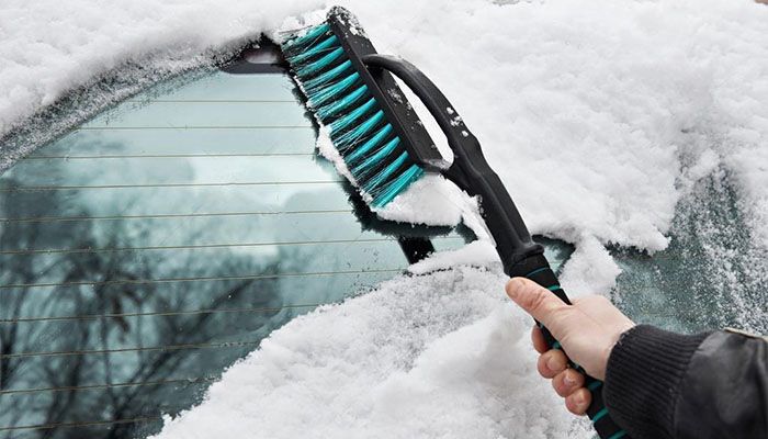 Як вибрати щітку для прибирання снігу з машини