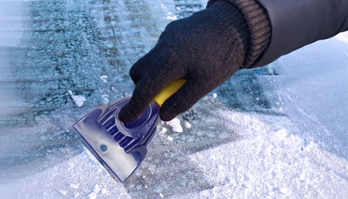 How to choose a brush for removing snow from the car