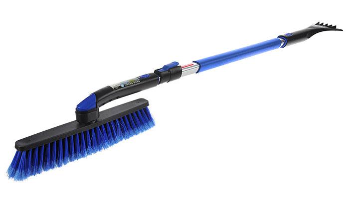 How to choose a brush for removing snow from the car