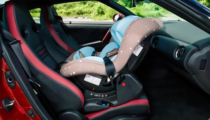 Чи можна возити дитину в автокріслі на передньому пасажирському сидінні? 