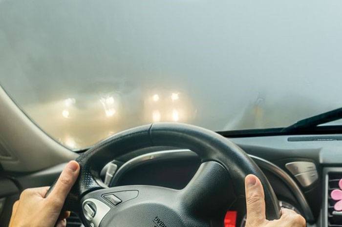 How to drive a car in the fog