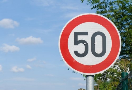В населенных пунктах — скорость до 50 км/час В населенных пунктах — скорость до 50 км/час